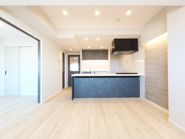 【LDK約13.7帖】　リビングに隣接する洋室の建具は引込み戸を採用。用途に合わせて空間をフレキシブルに活用できます。　