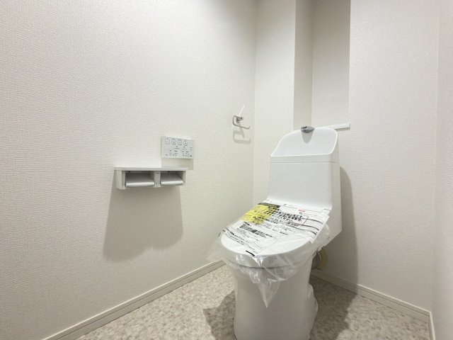 【新品】新品交換したトイレは清潔で温水洗浄便座付きです。