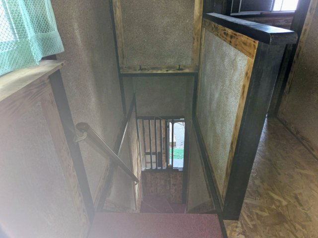 手すりが設置されている階段