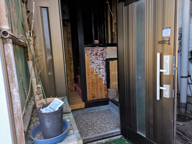 玄関扉を開けると風が通り抜け、室内へ心地よい空気を取り込めます