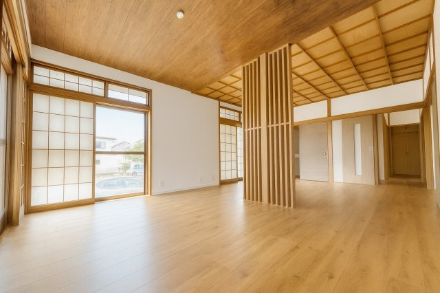 日差しがうれしいリビング大窓からの見晴らしも良好