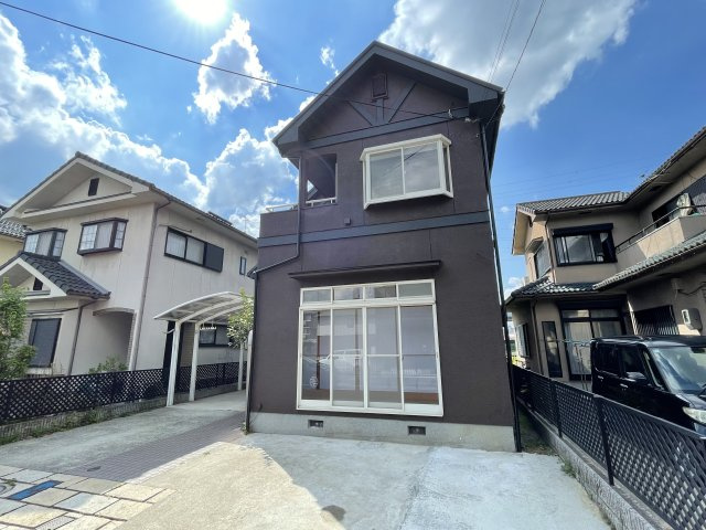 街に溶け合う景観を生みだしているにも関わらず、採光や風通しを考えて設計された間取り。。　　