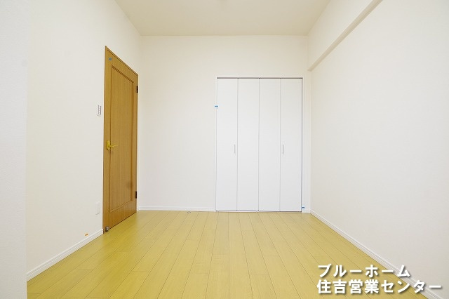 約5.2帖の洋室です！お部屋には収納や窓があります！