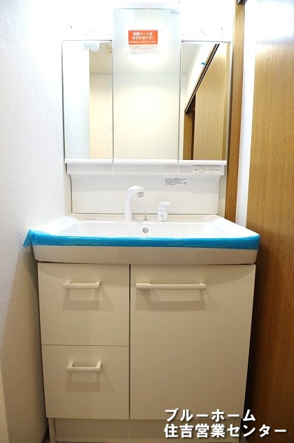 収納沢山の独立洗面台です！身支度の際、嬉しい3面鏡付き！