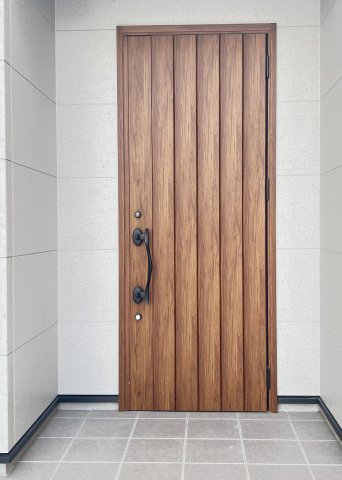 木目がオシャレな玄関ドアです