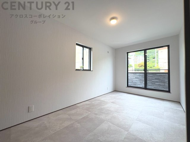 明るい色合いのフローリングとクロスを使用した洋室は家具やインテリアとも調和しやすく空間が広く感じられ開放感を生み出します。自然光を効果的に反射し、室内を明るく保つため、日中の照明使用を抑えられます。
