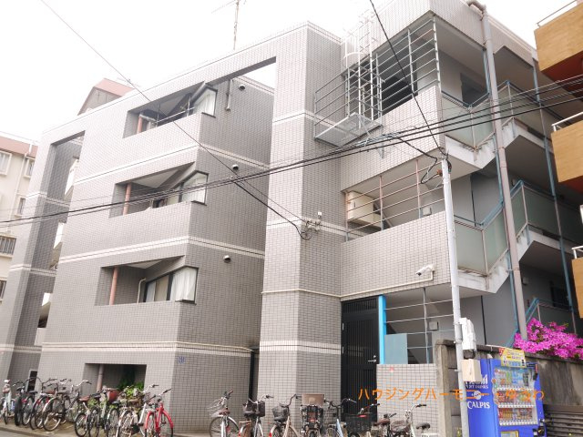 住む人を映し出す洗練された佇まいは、いつまでも輝き続けながらいつしか街の風景に溶け込んでいきます。