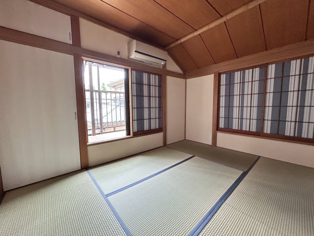 和室ならではの温かな和の空間で寛ぎの時間を過ごせます