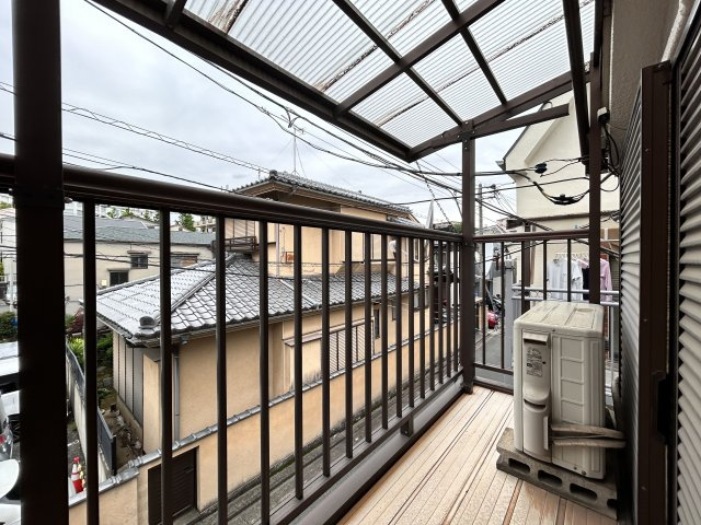 ゆったりとしたバルコニーは洗濯物もばっちり干せ、快適に過ごす空間の一つでもあります。