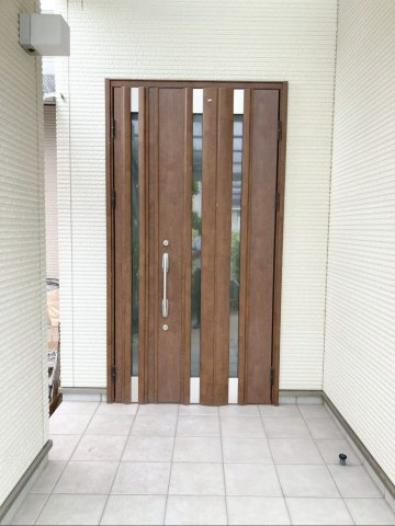 採光を取り込みやすいスリットガラス付き玄関ドア！