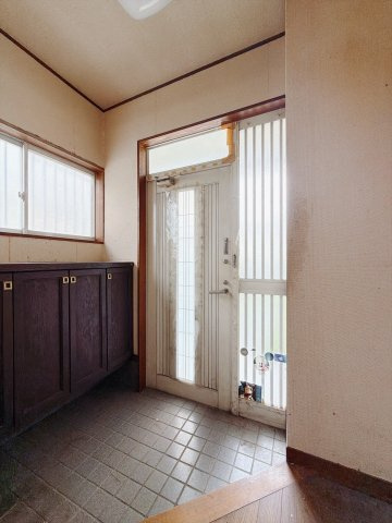 ■玄関｜毎日の「いってらっしゃい」や「お帰りなさい」を大切なご家族と過ごす玄関は〈使いやすさ〉を追求しております。玄関横の物入は急な来客時でもさっとお片付けできるスペースを確保しています。