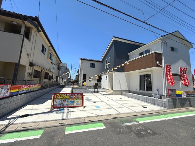 前面道路5.5ｍ　外観は爽快感のあるホワイトと深みのある大人っぽいディープブルーを使用した注文住宅のようなおしゃれなデザインになっています！
