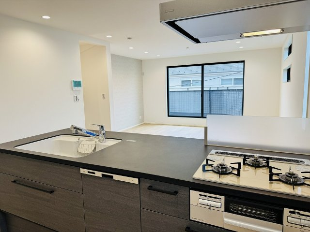 ～3口コンロと広い調理台でお料理が捗ります～