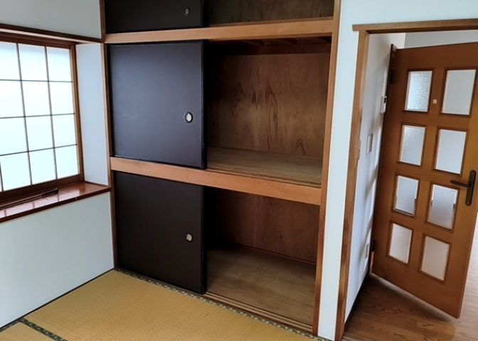 デザイン性を重視しすぎて収納が少なかった！なんてことにならないため、事前に現地で収納の数を確認しておくことをお勧めします。クローゼット以外にも床下収納や屋根裏収納、パントリーなどもチェックしましょう。