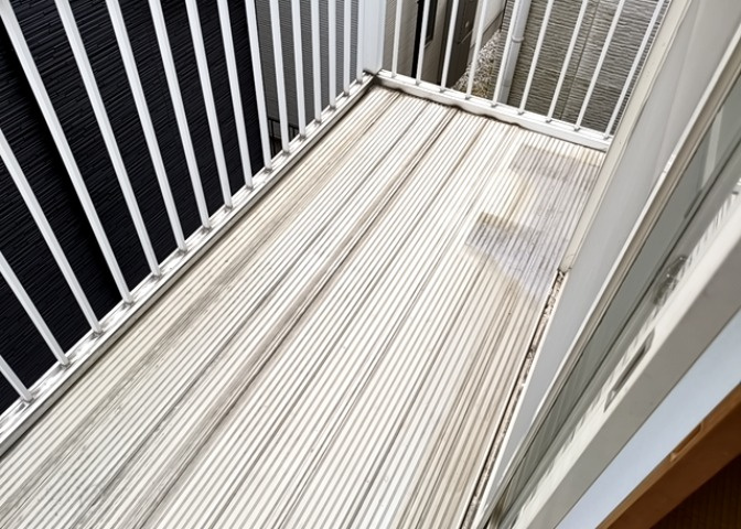 バルコニーは、室外の専用スペースのうち、「屋根がなく開放された空間」であるものを指します。ベランダより広いタイプのものが多く、日当たりもよいため家庭菜園などを楽しみたい人にとって適した環境となります。
