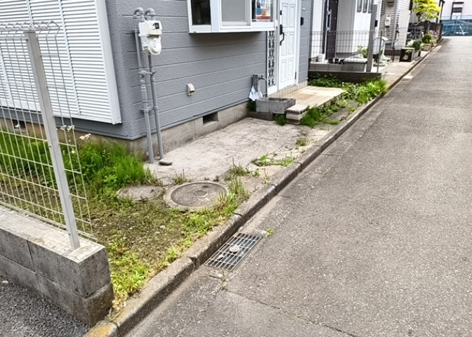 駐車場と明記されていても、最小スペースでつくられた駐車場だと大型車は駐車できなかったり、出入りしにくくなったりする可能性があります。お車のサイズと購入したい物件の駐車場のサイズを現地で確認しましょう。