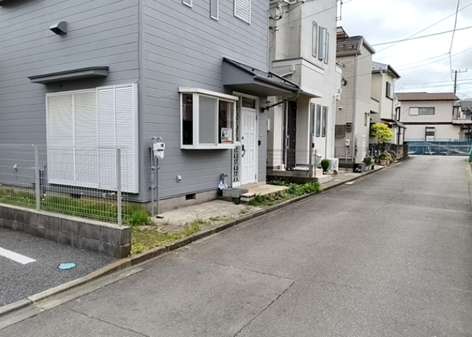 住宅用の土地では前面道路に2m以上接していなければならないと法律で定められています。しかし、お持ちの車のサイズやライフスタイルなどにより、2mでは利便が悪い場合もございますので、事前に確認しましょう。