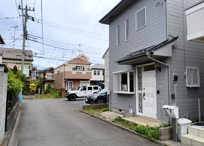 お持ちの車種によっては前面道路が広い方が便利でしょう。しかし、前面道路が広ければその分交通量が多くなるため、騒音などが気になる場合があります。実際に現地を見学し、周辺交通量や騒音などを確認しましょう！