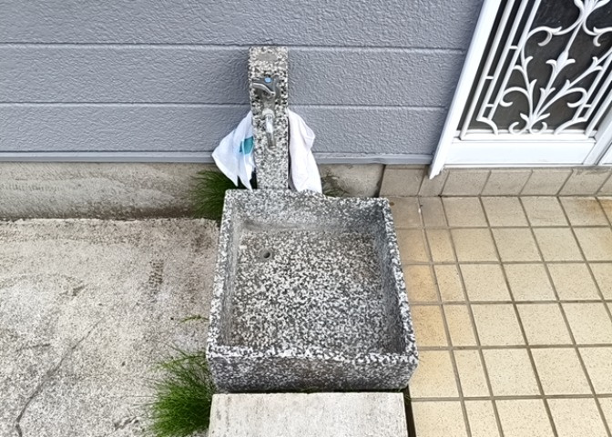 敷地内に散水栓や立水栓があると便利です。水道水を直接利用できるため、水を運ぶ手間を省くことが出来ます。大量の水を必要とする洗車作業や清掃などに役立ちます。その他設備とあわせて、現地でご確認ください。