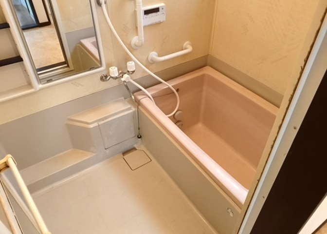 入浴時の快適さも大事なことですが、綺麗な状態を維持できなければ気持ちよく入浴できません。毎日の掃除が楽という点は大事なポイントになります！カビが生えにくく掃除がしやすい、壁や浴槽を選ぶといいでしょう。