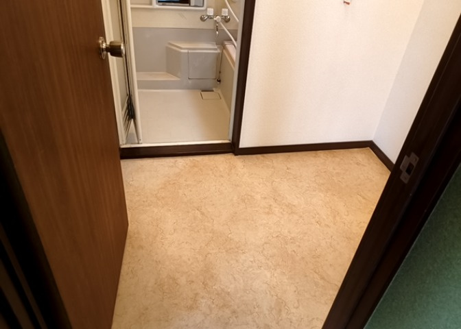 多くの戸建て住宅で見かける洗面脱衣所は、洗面台と洗濯機が2畳ほどのスペースに並べられていて、洗面所が脱衣所を兼ね備えている間取りが一般的です。お客様が利用することもある、パブリックな空間でもあります。