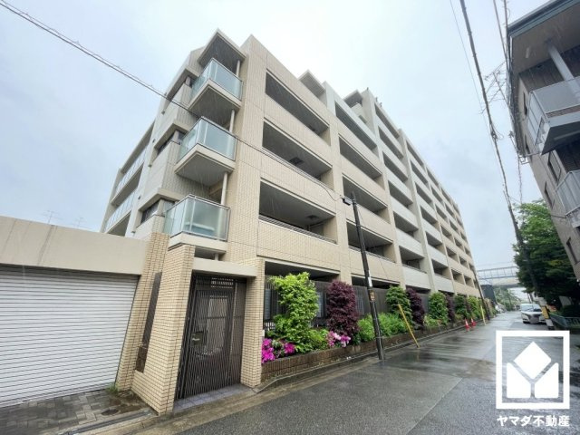 東側へ徒歩4分ほどの距離には緑豊かな猪名川が流れています。川沿いには遊歩道が整備されており、四季折々の自然を感じながらお散歩やジョギング・サイクリングなどの運動も楽しめる住環境です。