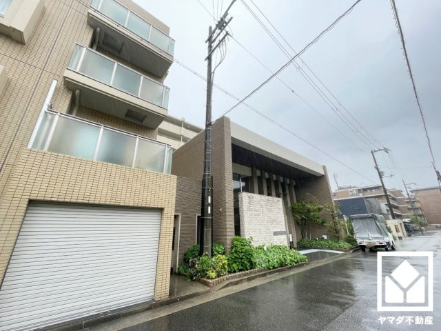 南西向きの窓から自然光を取り込む、開放感あふれるリビングです。隅々まで光が降り注ぎ、明るく心地の良い空間。
