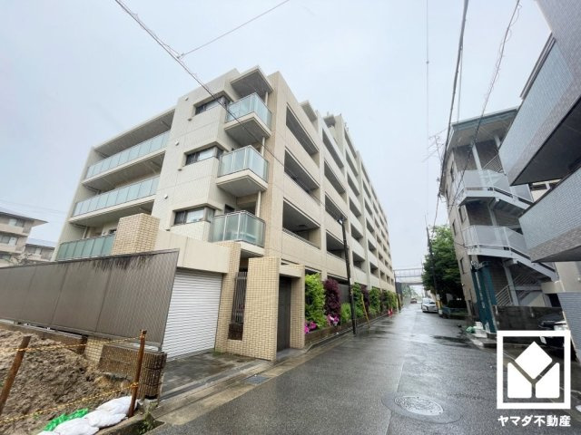 キッチン横にはテラスへ続く勝手口があり、換気や一時的なゴミ置場としても便利です。昼間は手元が明るく、お料理がはかどります。