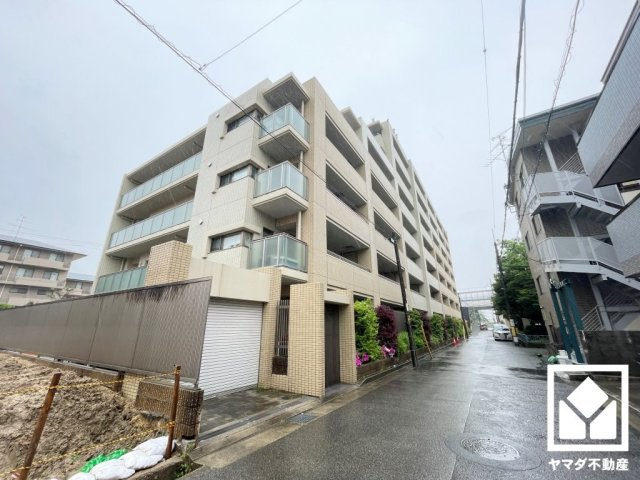家族のごはん作りがはかどる、同時調理が可能な3口コンロ付きキッチン。毎日の家事の負担を軽減でき、水道代の節約にもなる食器洗乾燥機もございます。