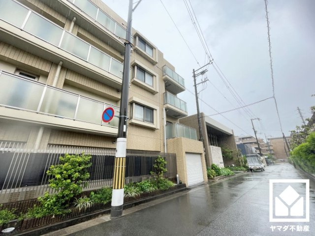 全居室に収納がございますので、お部屋の広さを最大限に活用できます。ウォークインクローゼットもございますので、お洋服はもちろん、スーツケースなどの大物もスッキリ片付きます。