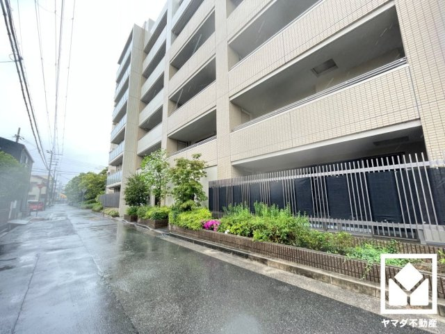南西向きテラスで陽当たり、風通し良好。広々としているため、お洗濯物をたっぷりと干す事ができます。スロップシンク付きで汚れやすい作業を室内を汚さず行えるので、生活空間を清潔に保つことができます。