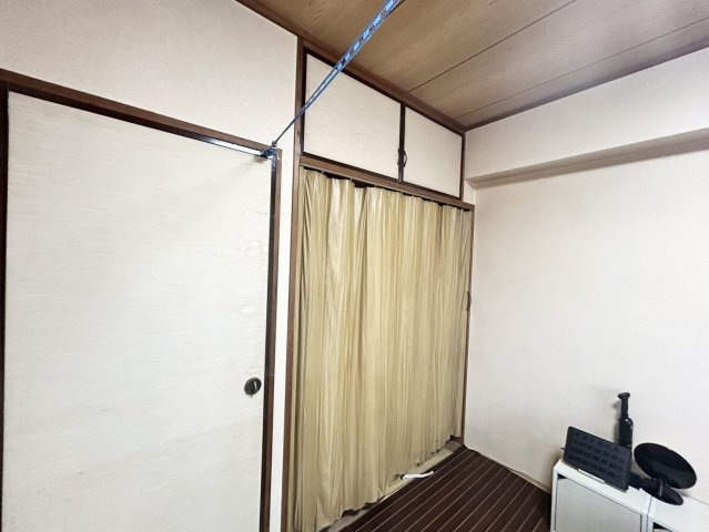 デザイン性を重視しすぎて収納が少なかった！なんてことにならないため、事前に現地で収納の数を確認しておくことをお勧めします。クローゼット以外にも床下収納や屋根裏収納、パントリーなどもチェックしましょう。