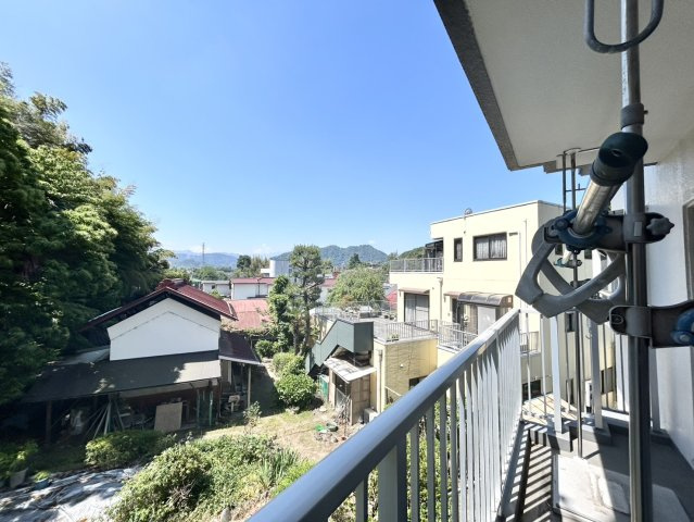 眺望の良さを楽しめるダイニングキッチンで家族団らんの時間を過ごしてはいかがでしょうか。バルコニーから見える景色を家族で眺める時間は、時間が経つのを忘れてしまいそうですね。是非、現地を見に行きましょう！