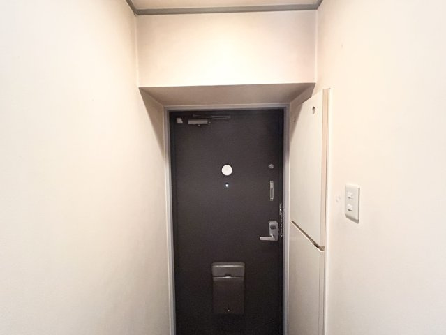 玄関は家の顔でもあり、家族以外の目にも止まる場所です。玄関は外との間を仕切る扉、靴などをしまっておく収納スペース、靴脱ぎのたたきスペース、来客とのやり取りをするドアホンなど複数のアイテムからなります。