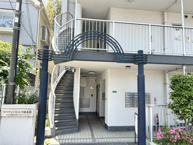 マンションのエントランスには、もともと風よけや防犯の役割がありますが、マンションによって宅配ボックスなどの設備が備わっている所もあります。日々の生活をイメージしながら生活しやすさをチェックしましょう。