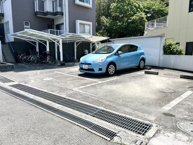 車一台あたりに必要なスペースは、標準サイズの普通自動車で横幅2m50cm、長さ5mは必要になります。ただし、乗降のことも考慮して横幅3m30cm、長さ5m50cmほどは確保できるところを選びましょう。