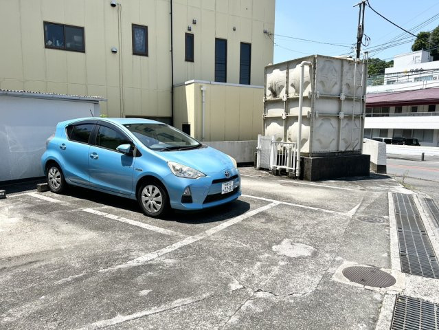 駐車場と明記されていても、最小スペースでつくられた駐車場だと大型車は駐車できなかったり、出入りしにくくなったりする可能性があります。お車のサイズと購入したい物件の駐車場のサイズを現地で確認しましょう。