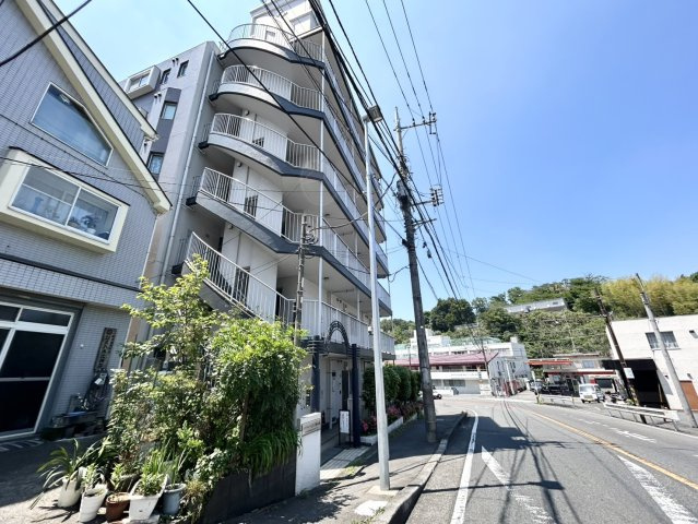 物件によっては、入居者が個人的に使用できる専用庭がついているものもあります。また、住宅の中にある土間の部分を庭と呼ぶこともあります。庭の用途は住む人によって変わり、それによってデザインもさまざまです。