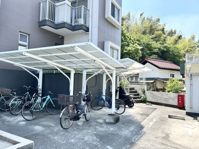 中庭（パティオ）とは、一つの建築物の内部に設けられた、壁などで囲われている庭のことを指します。コの字型、ロの字型が主流ですが、L字型の中庭もあります。最近では、インテリア性の高さからも人気があります。