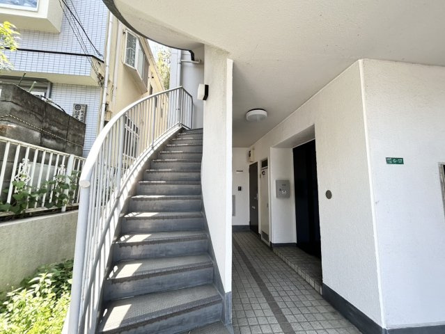 ラウンジは、マンションの共用スペースに椅子やテーブルなどを配置した利用者が寛げる空間です。屋内型ラウンジと屋外型ラウンジがあります。共用部分の管理状況と合わせて、詳細については現地でご確認ください。