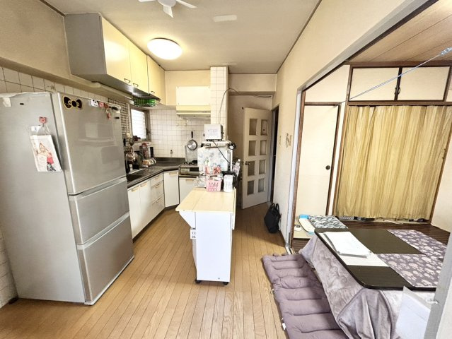 直線タイプはLとDKを一直線に並べた形で対面キッチンのタイプです。一般的なのでよく見かけるかもしれません。直線タイプに似た直接アイランドタイプは、キッチンとダイニングの間に壁がない分広く感じられます。