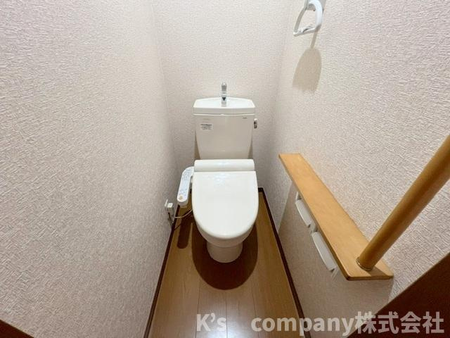 白を基調とした清潔感のあるトイレ◇