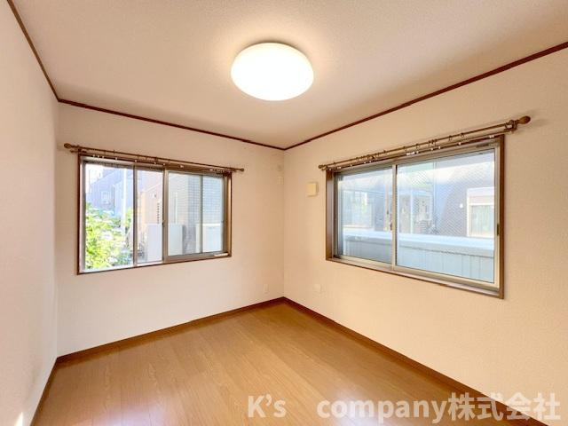 洋室5.7帖◇南向きで広い窓から日差しが差しむ明るいお部屋です◇