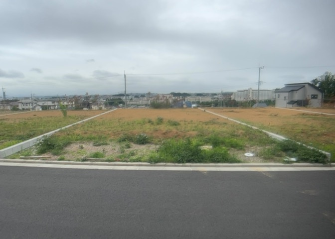 土地の形が極端に長細かったり、狭小地、あるいは道路との高低差がある傾斜地だった場合、後々売ろうとしても買い手がつかない場合もあります。後々、売却することになった時に価値の下がらない土地を選びましょう。