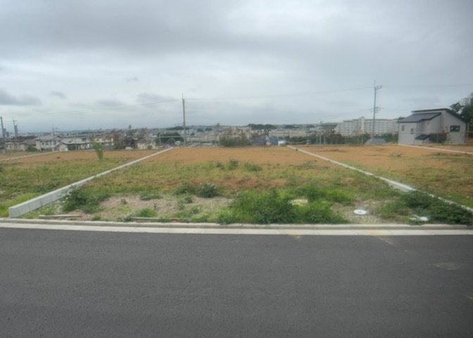 土地の面積＝住宅面積ではありません。建ぺい率の問題などで、土地のある場所によって住宅を建てられる面積は限られています。高さもしかり、「土地」という言葉の中には、建築条件も含まれると考えておきましょう。