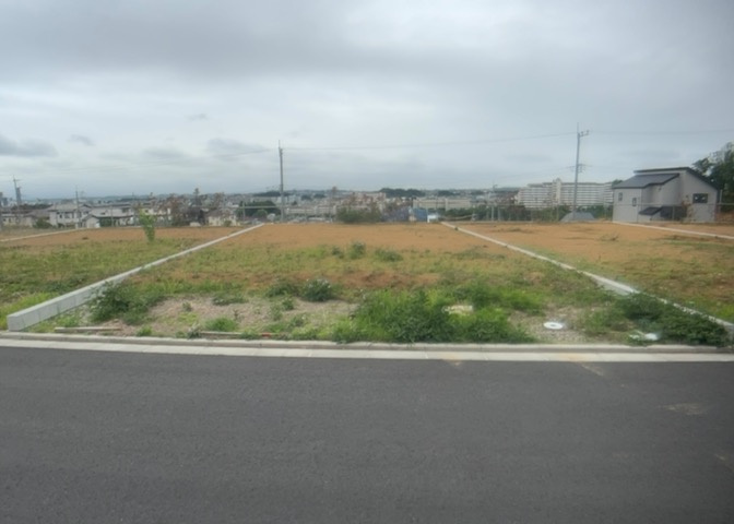 家を建てる場合、方位は要チェックです。現実的に日当たりのよい家ならばリビングは南側、建築基準法でも北側に当たる家への配慮は求められています。土地を見学に行く際は、方位磁針を持って行くようにしましょう。