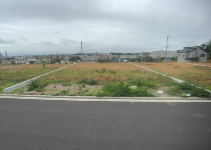土地を買う際、住む地域の自治体や福祉の補助制度にも注目してみましょう。子供や老人の医療補助やゴミ出しのルールなど、自治体によってルールに大きな違いがあるため、暮らしやすい土地で判断するとよいでしょう。