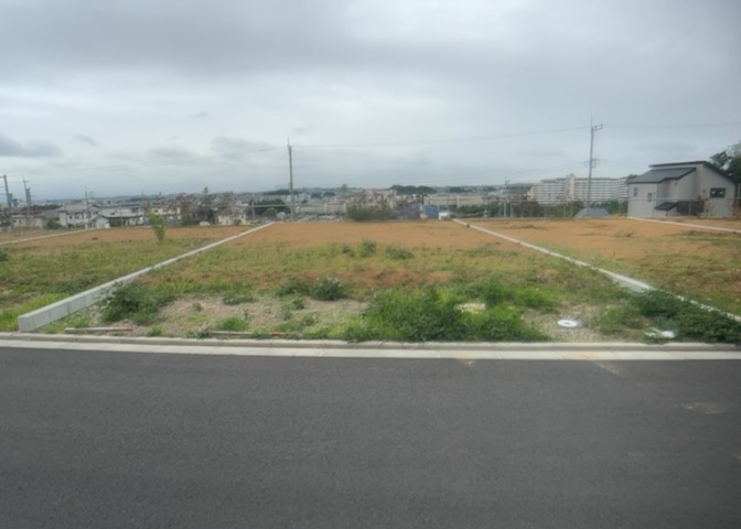 土地の前の道路に消火栓が設置されていることがあります。この場合、道路交通法第45条第1項により、駐車禁止の場所が指定されています。そのため、車庫などの駐車スペースをつくることができない場合があります。