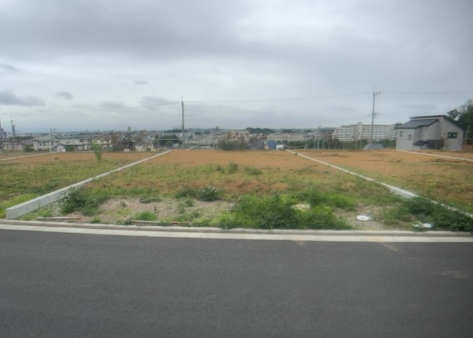 土地購入を検討されている場合、境界杭がない状態で購入してしまうと境界確定測量をする必要があり、費用がかかります。購入の前に、売主、隣土地所有者立ち合いのもと境界を確定し境界杭を設置するのがベストです。