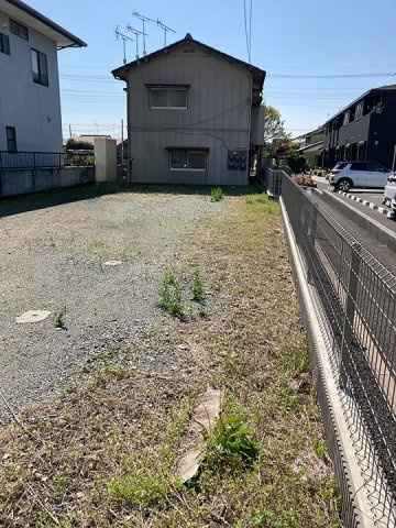 県道側から西側を望む。二面接道へ抜ける開放的な敷地